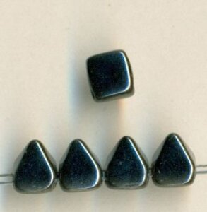 Tschechische Two-Hole Tile Pyramide JET HEMATITE 23980/14400