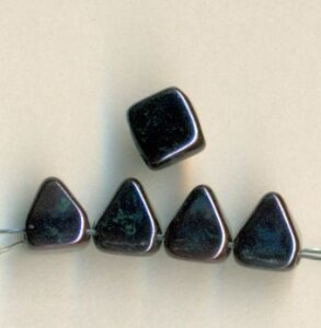 Tschechische Two-Hole Tile Pyramide Jet Metallic Violet bedampft
