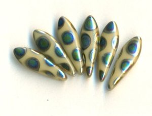 Dagger Beads Opak Beige mit Peacock bedampft