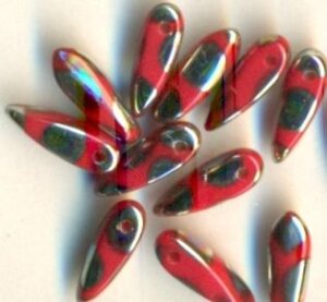 Dagger Beads Opak Rot mit Peacock bedampft