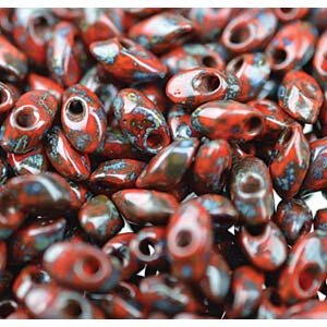 Magatama Long Opak Garnet Red Matt Picasso 4513