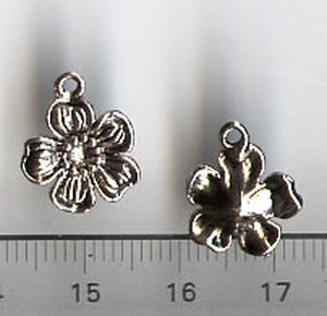 100 Stück Metallanhänger Blume