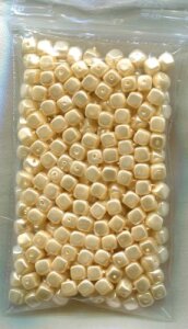 300 Stück Würfel 5 x 5mm Glaswachsperlen Creme