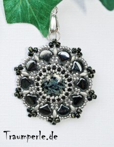 Anleitung Anhänger Chrysanthemum Schwarz von Néle Kábelová