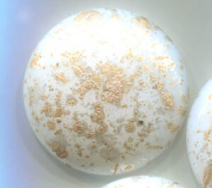 18mm Cabochons® par Puca®  CHALK WHITE GOLD SPLASH 03000/94401