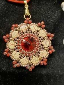 Anleitung Anhänger Chrysanthemum Creme/Rot von Néle Kábelová