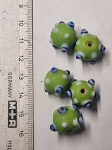 Glasperlen Grün Mattt mit Noppen