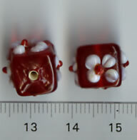 Glasperlen Würfel Rot mit Blumen