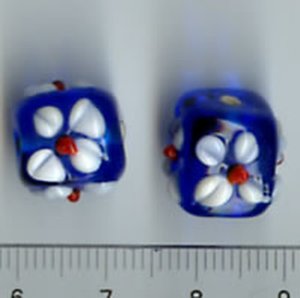 Glasperlen Würfel Blau mit Blumen