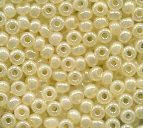2,6mm Rocailles Cremegelb Perlglanz 47113