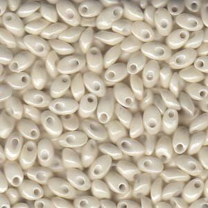 Magatama Long Opak Light Beige Luster 421